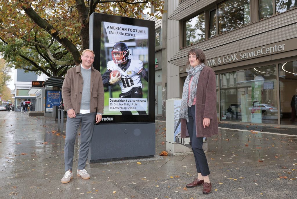 Stellten die neue Stadtinformationsanlage vor: Thomas Luppa, Geschäftsführer der DSM Krefeld Außenwerbung, und Claire Neidhardt, Stadtmarketing. Foto: Stadt Krefeld, Presse und Kommunikation, Dirk Jochmann